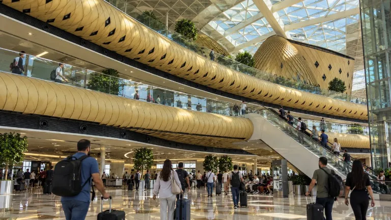 איור AI: אולם הנוסעים בנמל התעופה של באקו