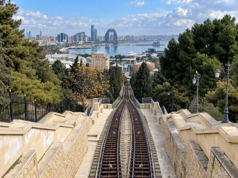 איור AI: מסילת הפוניקולר בירידה אל המפרץ