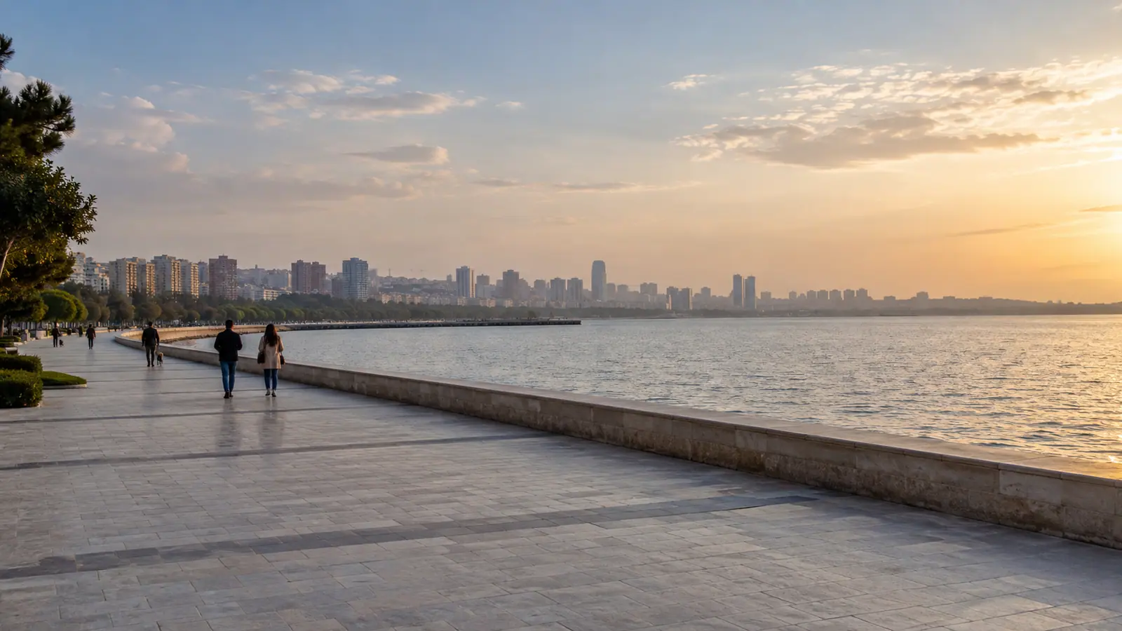 המחשה: טיילת הים של באקו בשקיעה