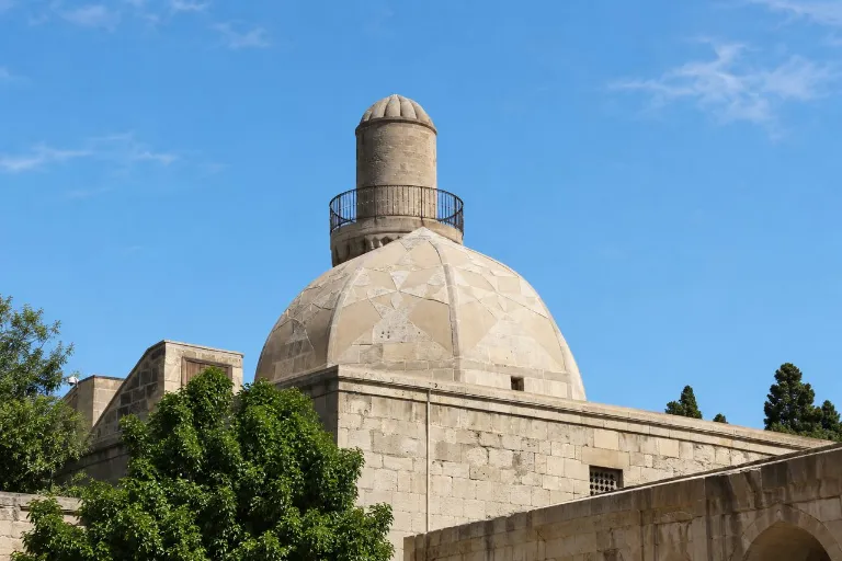 איור AI: כיפת המסגד בארמון השירוונשאהים